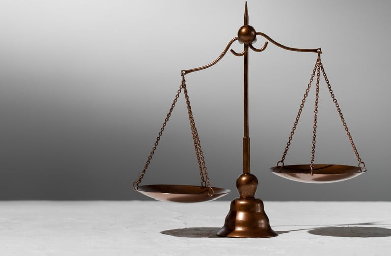 Eine Waage als Symbol von sorgfältigem Abwägen von Argumenten und Beweisen