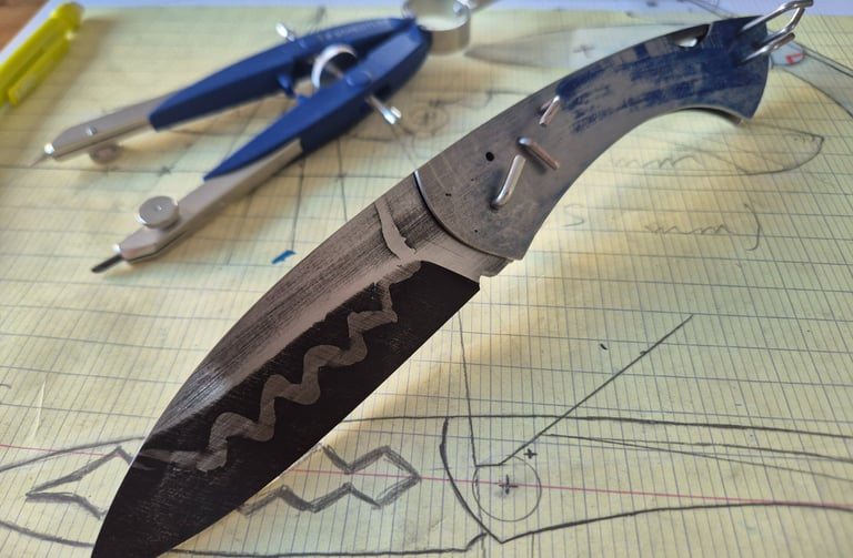 Couteau à pompe arrière en cours de fabrication