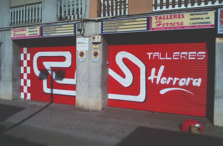 graffiti en cierre metálico de supermercado publicidad pintura  decorativa