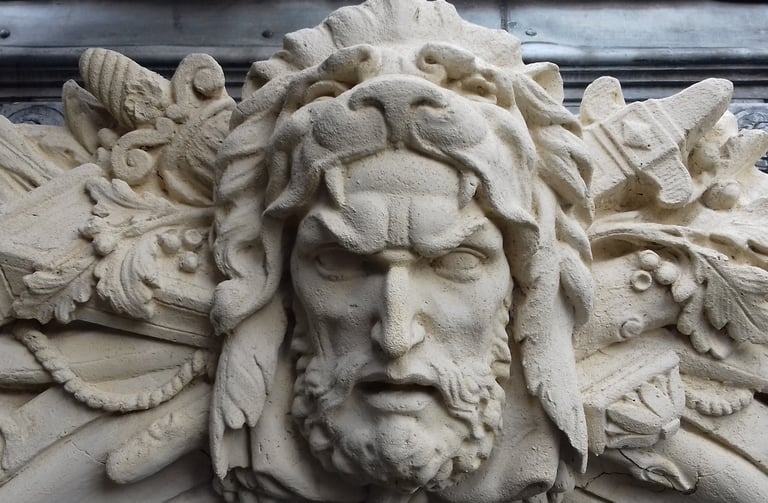 Heracles, ornamento de la fachada de la Sede de Rectorado de la Universidad Nacional de Rosario restaurado por Almapiedra.