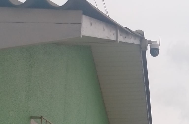 Câmera de vigilancia fixada na fachada de residencia para segurança