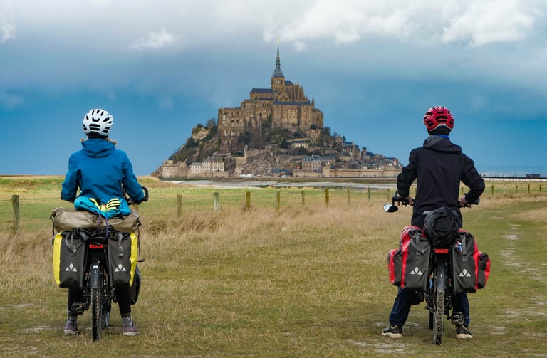 Deux cyclo-voyageurs face au Mont Saint-Michel
