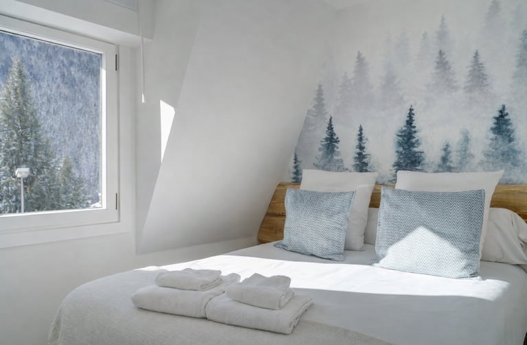 diseñadora de interiores en Val d’Aran dormitorio con mural natural y diseño acogedor
