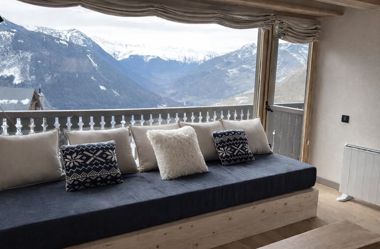 diseñadora de interiores en Val d’Aran espacio con vistas a la montaña y diseño cálido y funcional