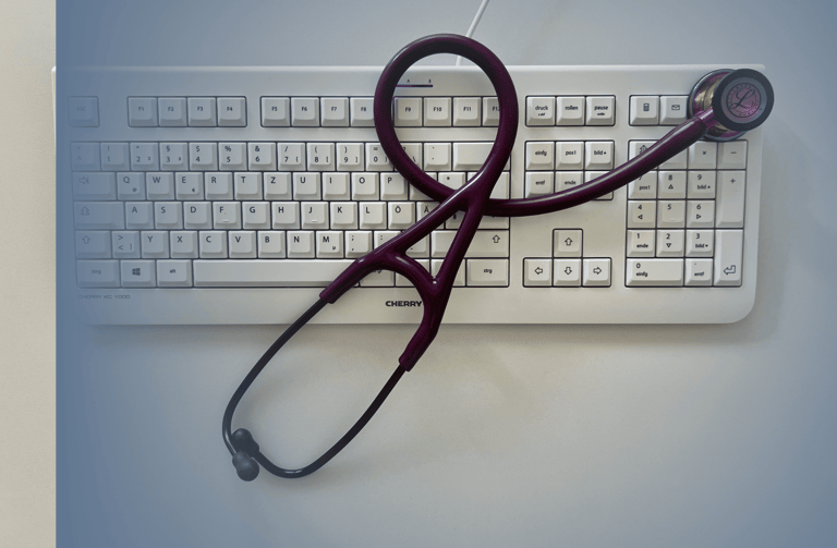 Symbolbild mit weißer Computer-Tastatur und Stethoskop – Kontaktaufnahme mit der Hausarztpraxis
