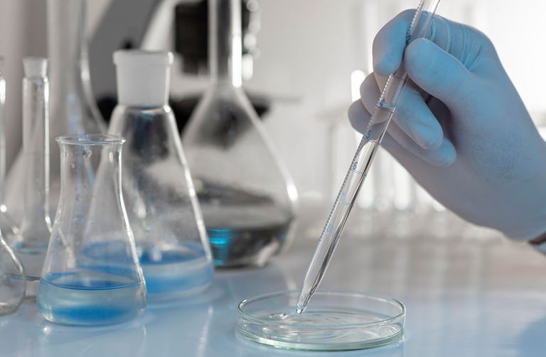 Cientista de luvas usando uma pipeta - Laboratório