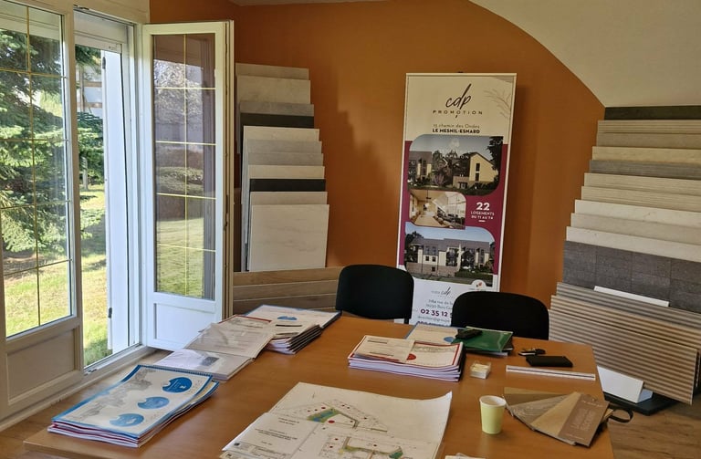 Bureau de vente CDP Promotion avec documentation et accompagnement personnalisé pour les futurs acqu