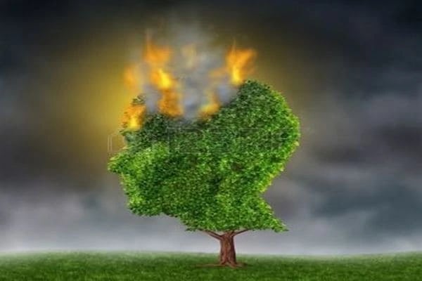 arbre en forme de tête humaine en train de brûler en haut symbolisant le stress, le mal de tête