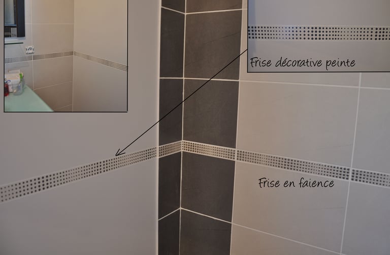 Imitation en peinture d'une frise en faïence sur mur de salle de bain 