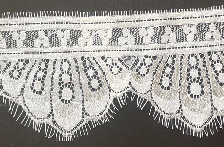 Blonde stosning af skrædder I usynlig syning af vintage look blonde