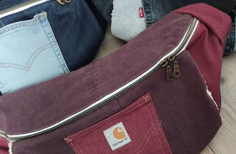 Gros plan sur plusieurs sacs banane fabriqués avec des tissus recyclés