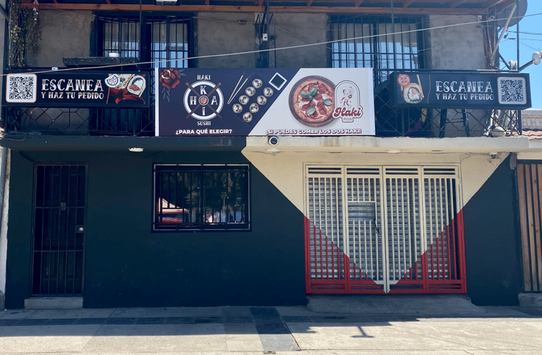 Fachada intervenida y diseño de cartelería para Haki Sushi Santiago por Atípico Studio.