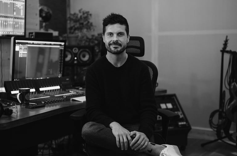 agoba Ormaetxea en su estudio de grabación, trabajando en proyectos creativos y producción de conten