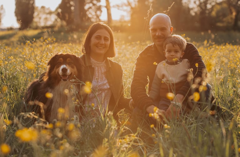 ragazza-ragazzo-e-bambino-con-cane-in-un-campo-al-tramonto