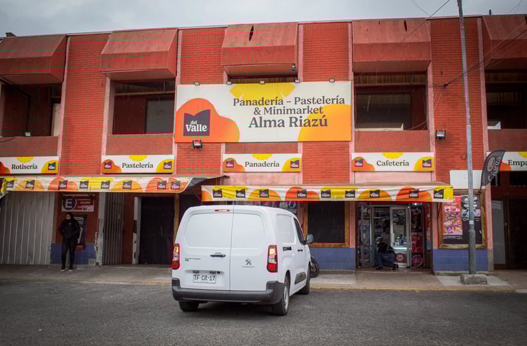Fachada del local principal y minimarket Alma Riazú en Rancagua con furgón de despacho de panadería 