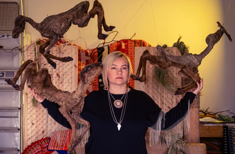 A norueguesa Máret Ánne Sara, artista do povo Sámi, foi mais longe: empilhou crânios de renas