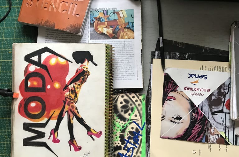 Livro de artista: colagens e desenho.