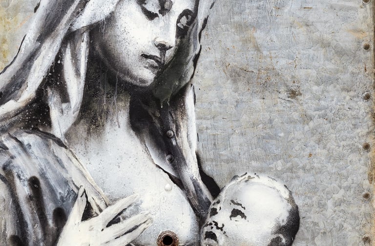 Grafite em preto e branco estilo stencil de Banksy, mostrando uma figura que lembra a Virgem Maria