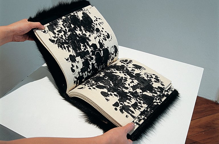 Serigrafia sobre feltro e pêlo animal/ Silkscreen on felt and animal fur