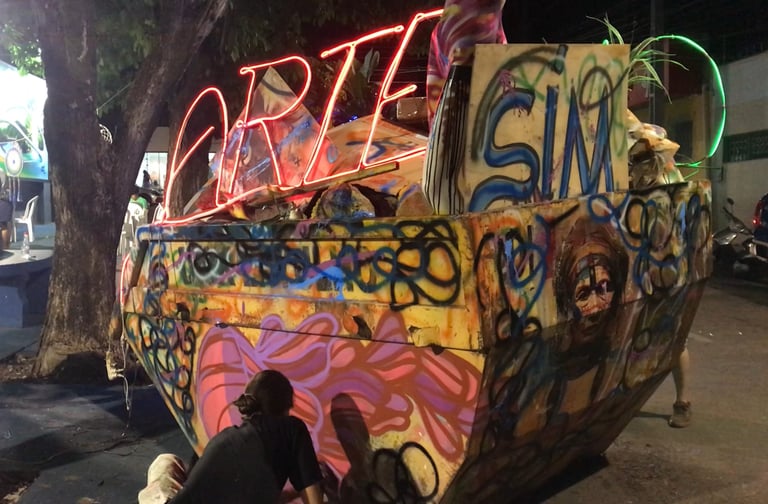 Registro da Calçada da Cultura em Barra do Garças com intervenção artística efêmera