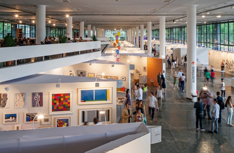 No Brasil, eventos como a SP-Arte têm sido fundamentais para destacar a riqu