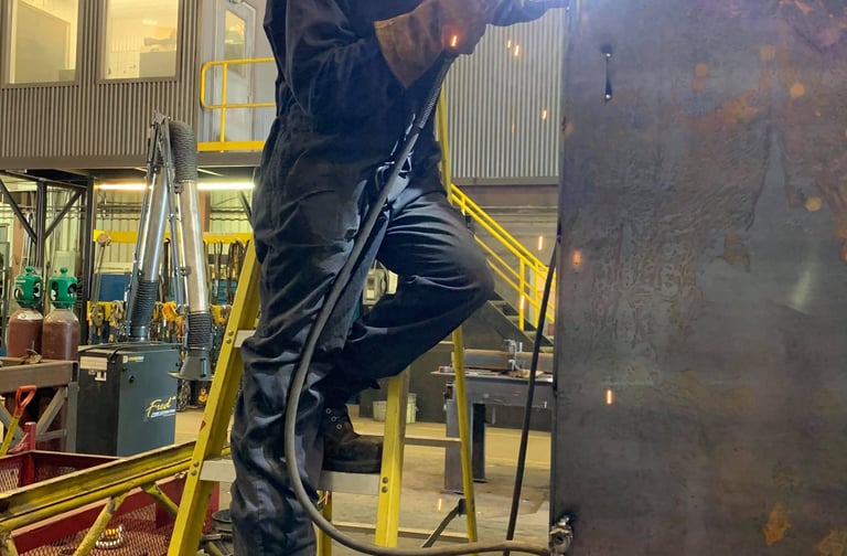 Soudeur en opération de soudure chez un client