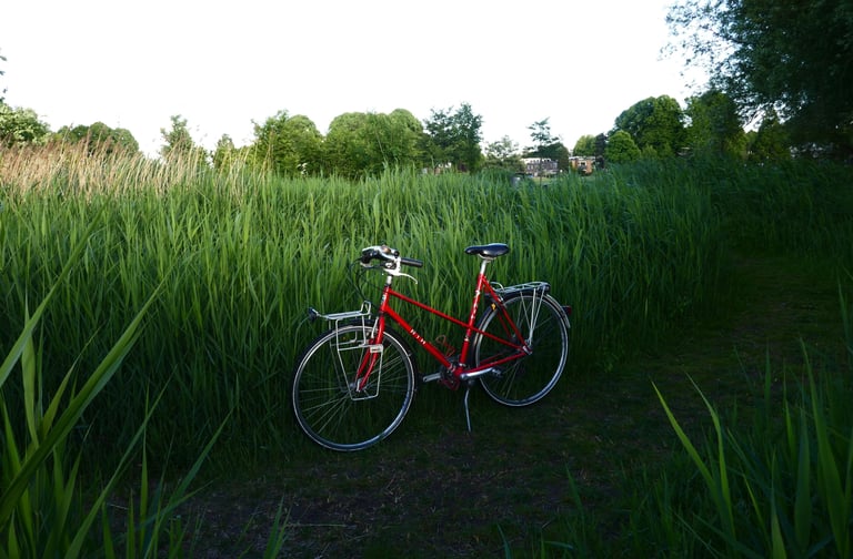 Rode fiets voor bamboe klaar voor reparatie in Amsterdam