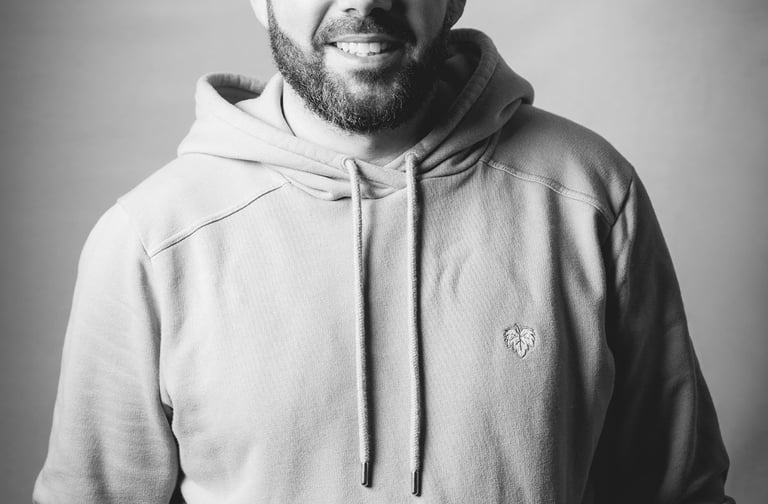 Portrait en noir et blanc de Cyril Steau, photographe professionnel à Paris, pris en studio, regard vers l’objectif.