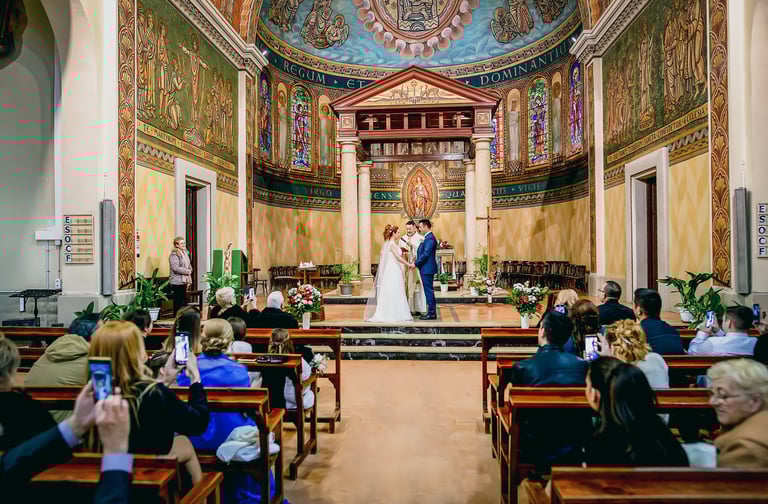 Boda religiosa en Barcelona, fotografía de ceremonia solemne por Ángel Fábregas.