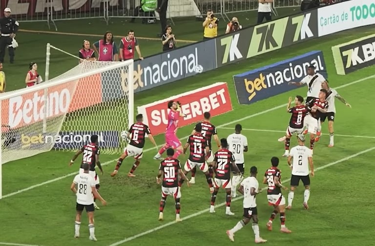 Flamengo sofreu com bolas aéreas contra o Vasco.