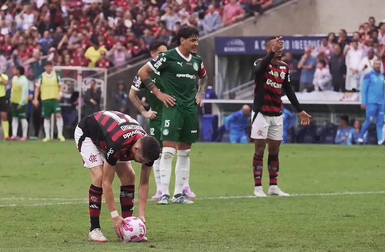 Flamengo e Palmeiras repetirão os mesmos uniformes que utilizaram em confronto pelo Brasileirão 2025