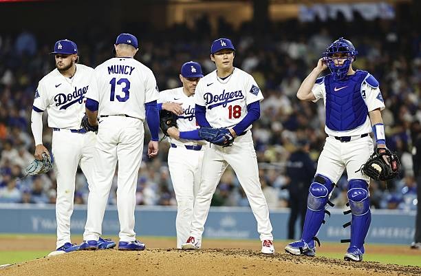 Dodgers Yoshinobu Yamamoto (18) is pulled from the mound during the 8th inning of a game vs. NY Mets in L.A. (apr.14/26)