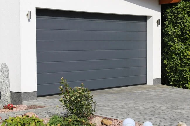 installation porte de garage motorisée en région Rennaise