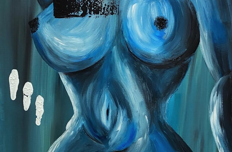 une peinture abstraite dans les tons bleus du corps d'une femme nue de face