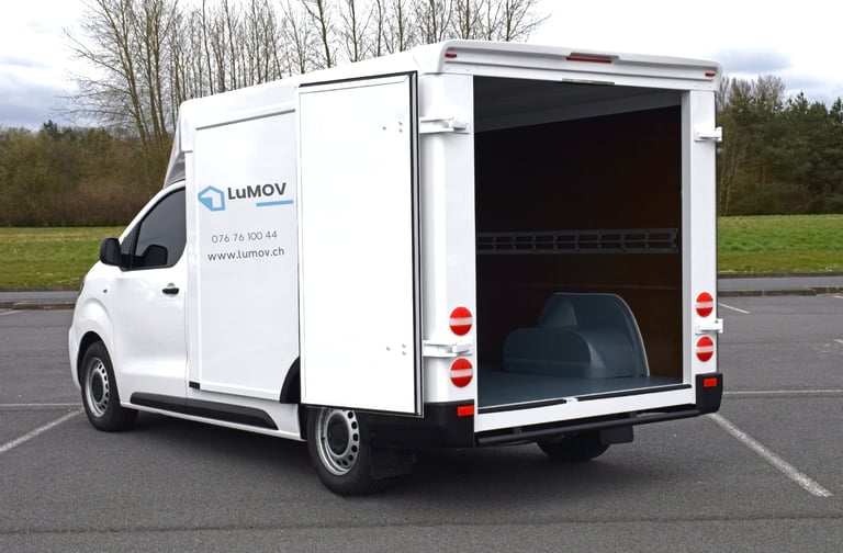 LUMOV Umzugs- und Reinigungsservice – moderner Transporter im Einsatz für Luzern, Zürich, Zug, Obwal