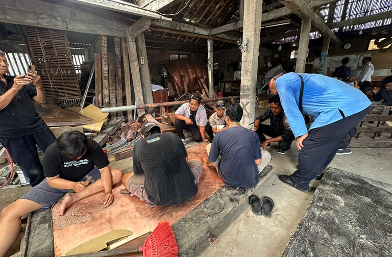 Kunjungan di tempêta pembuatan kerajinan tembaga dan kuningan kotagede