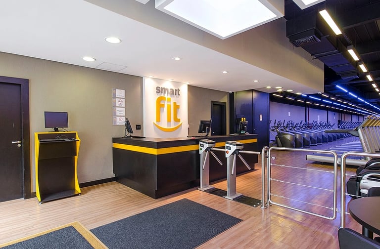 foto da entrada de uma academia de ginástica