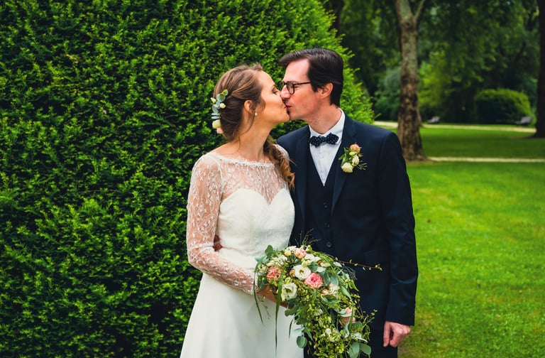 Jeunes mariés qui s'embrassent