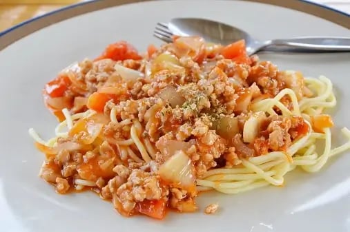 Macarrão Shirataki com bolonhesa, cogumelos e azeitonas