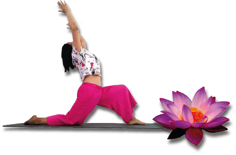 Mujer realizando una postura de yoga de zancada (Anjaneyasana), estirándose hacia arriba