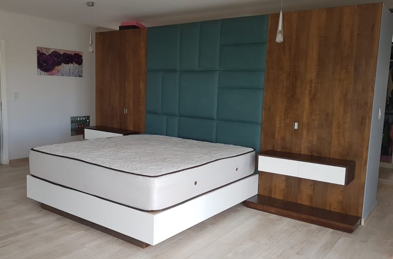 Diseño de dormitorio integrado con respaldo de cama, mesas de luz colgantes y box de cama