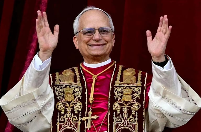 Papa Leon XIV in a priest's robes and glasses