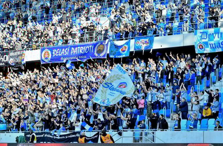 Fans von Slovan Bratislava im Tehelné pole Stadion während eines Heimspiels.