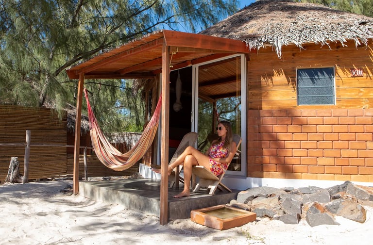 Moment de détente sur la terrasse d’un bungalow à l’hôtel Ocean Lodge à Sakalava Diego-Suarez Madagascar