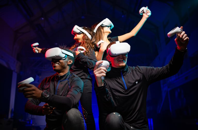 Cuatro jovenes posan con gafas de realidad virtual