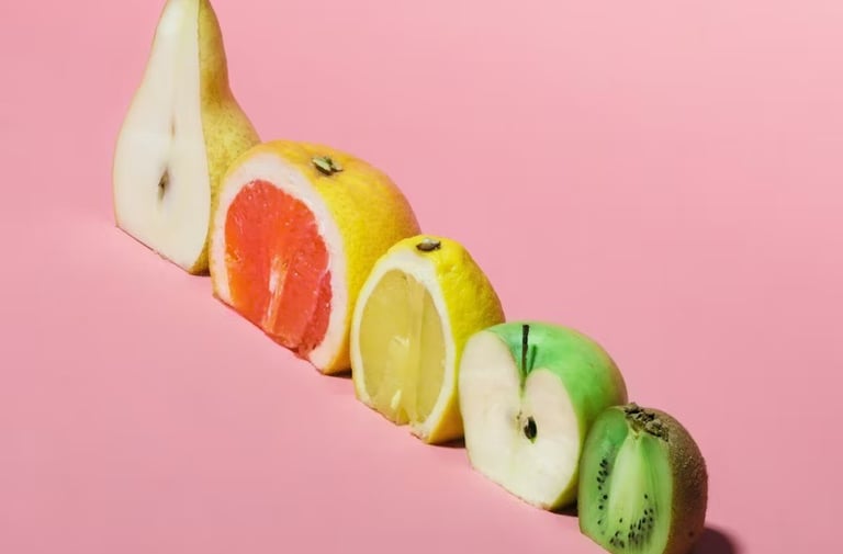 immagine di cinque frutti sezionati che mostrano il loro interno e trasparenza di elementi