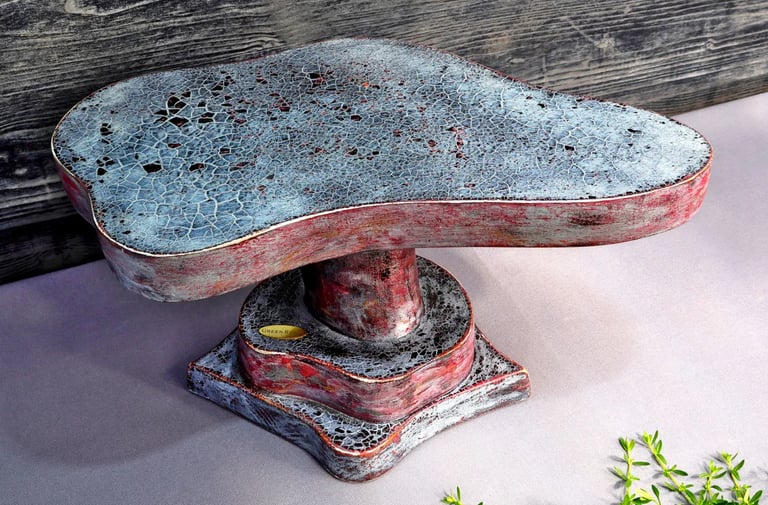 Kunstvoll lackierte Etagere aus einem Holzstamm mit geschwungener Stellfläche