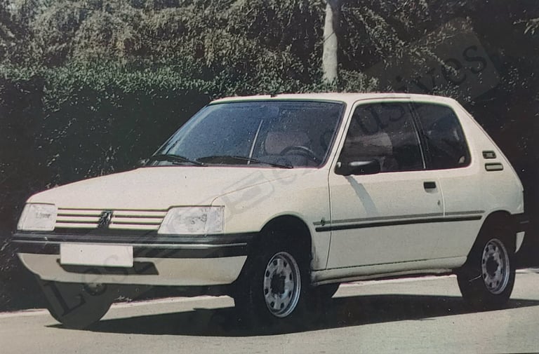 Photo d'époque d'une Peugeot 205 indiana espagnole sans toit ouvrant et avec le moteur TU3S de 85 ch