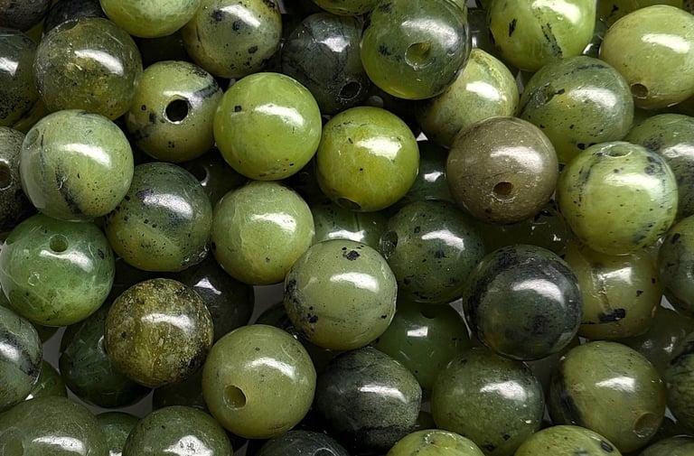 Perles en Jade Néphrite, aux nuances de vert profond avec des inclusions sombres naturelles