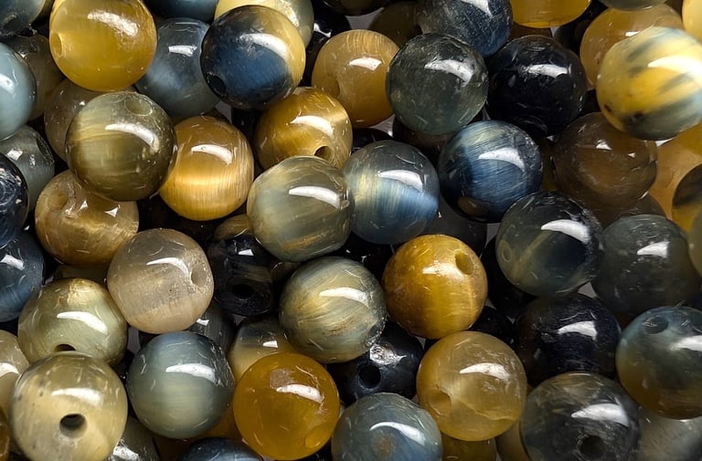 Perles en œil de tigre blanc, aux reflets chatoyants légèrement bleus, dorés et beige